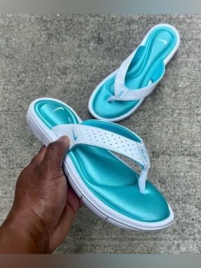 WMNS NIKE COMFORTS THONGS TEAL AQUA DIAMOND BLUE WHITES FOOTBEDS LIGHT COMFY
